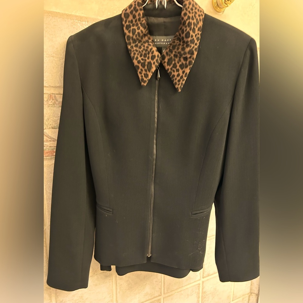 Alex Garfield suit, black textured with fur collar. size 6 jacket and skirt.